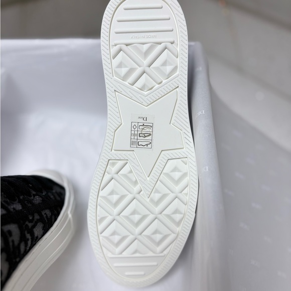Walk'n'Dior Sneaker
Black Dior Oblique Embroidered Mesh - Picture 6 of 9